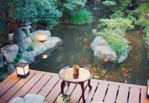 料亭 玉家。披露宴会場。庭園の池には金魚が泳ぎ、優美な雰囲気を演出します