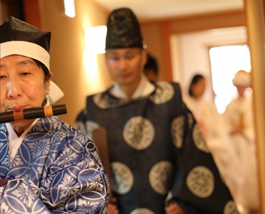 料亭 玉家。スタッフ。神前式では、神主が司り厳かに儀式を執り行います