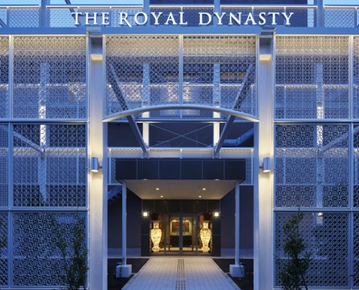 THE ROYAL DYNASTY OMIYA（ザ・ロイヤルダイナスティ大宮）。アクセス・ロケーション。モダンなアートワークのエントランスの向こうは非日常の空間