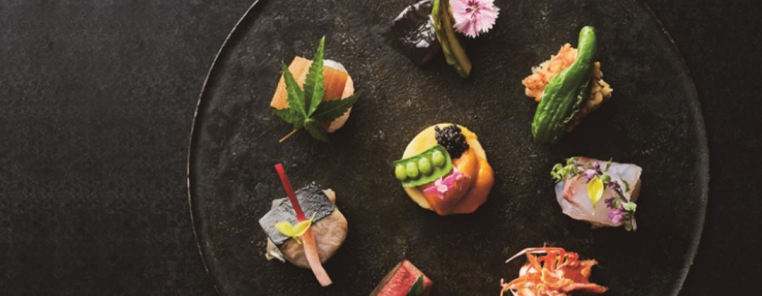 THE ROYAL DYNASTY OMIYA(ザ・ロイヤルダイナスティ大宮)。料理。食材の色味を活かした盛り付けが美しい一皿。味はもちろん、目で見ても楽しめる料理が祝宴を華やかに彩ります