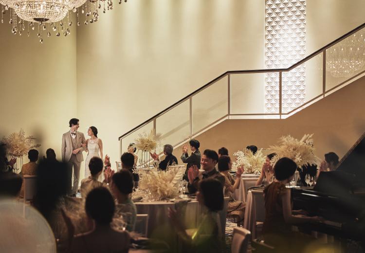 THE ROYAL DYNASTY OMIYA(ザ・ロイヤルダイナスティ大宮)。披露宴会場。大階段からの入場は、華やかかつ心温まる人気の演出