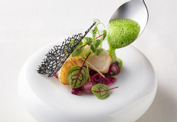 ラグナヴェール SkyTerrace（LAGUNAVEIL SkyTerrace）。料理。サービスもスムーズで、出来立ての料理をゲストに届けてくれます