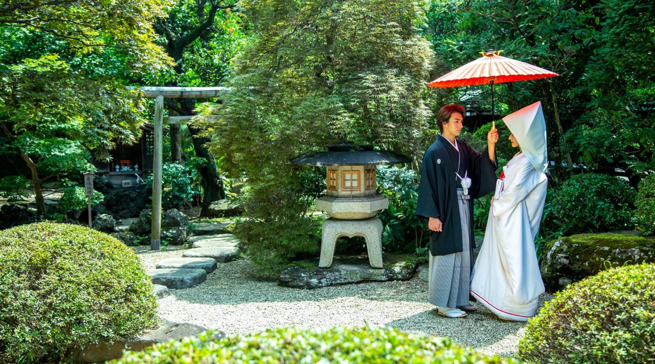 百五十年の歴史 丹徳庭園 Tantoku Garden WEDDING(百五十年の歴史 丹徳庭園 ウエディング)。四季折々の表情を見せる美しい枯山水庭園や古き良き時代の趣を残す日本家屋は、和装はもちろん洋装もよく似合います