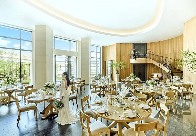NEXT Style WEDDING OMIYA（ネクストスタイル ウェディング オオミヤ）。披露宴会場。木目調の洗練されたデザインの『ハリウッドフォレスト邸』