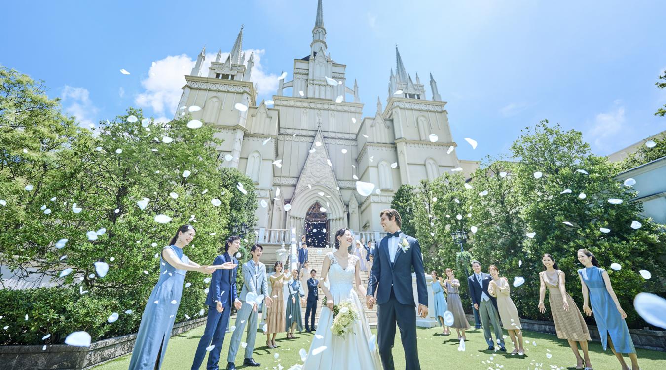 NEXT Style WEDDING OMIYA(ネクストスタイル ウェディング オオミヤ)。ゴシック建築様式の本格大聖堂がそびえ立つ壮大なロケーションで、ドラマティックな一日が叶います