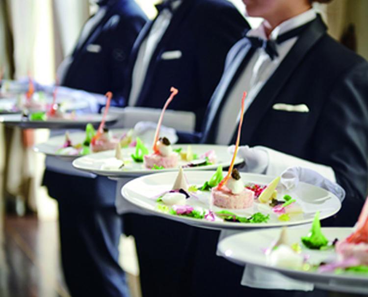 NEXT Style WEDDING OMIYA(ネクストスタイル ウェディング オオミヤ)。スタッフ。料理を丁寧かつスマートにテーブルまで運んでくれるスタッフ