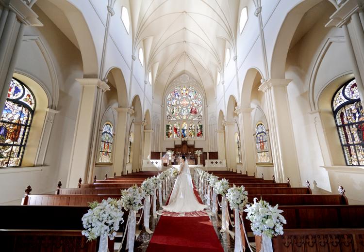 NEXT Style WEDDING OMIYA(ネクストスタイル ウェディング オオミヤ)。挙式会場。高さのある天井が印象的な大聖堂は、6名から80名まで収容可能