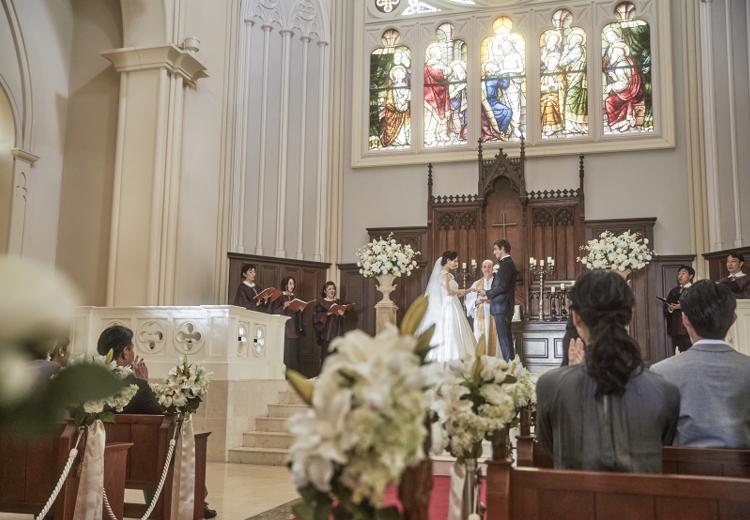 NEXT Style WEDDING OMIYA(ネクストスタイル ウェディング オオミヤ)。挙式会場。ステンドグラスから降り注ぐ自然光が堂内を明るく照らします