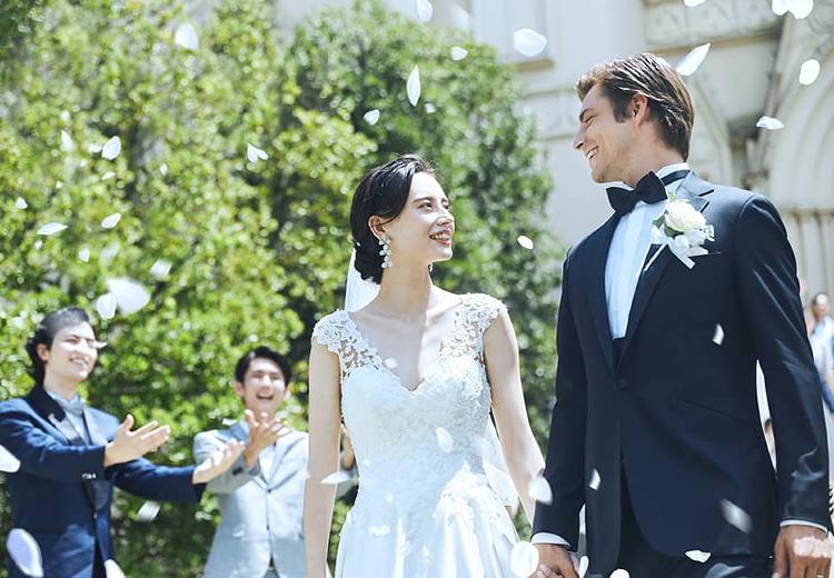 NEXT Style WEDDING OMIYA(ネクストスタイル ウェディング オオミヤ)。挙式会場。ゲストの温かな祝福に包まれ、ふたりは新しい人生を歩み始めます