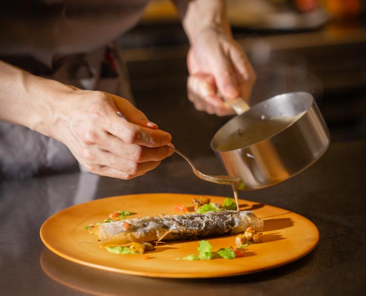 NIPPONIA 秩父 門前町（ニッポニア 秩父 門前町）。スタッフ。一皿一皿心を込めて丁寧に料理を仕上げていくシェフ