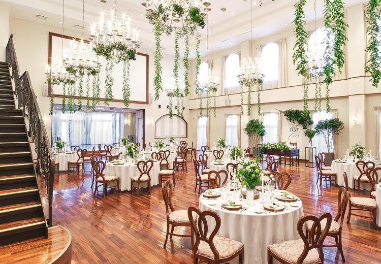 VILLAS DES MARIAGES 長野(ヴィラ・デ・マリアージュ 長野)。披露宴会場。明るさに満ちた空間で過ごせる『リストランテ・ディ・ローザ』