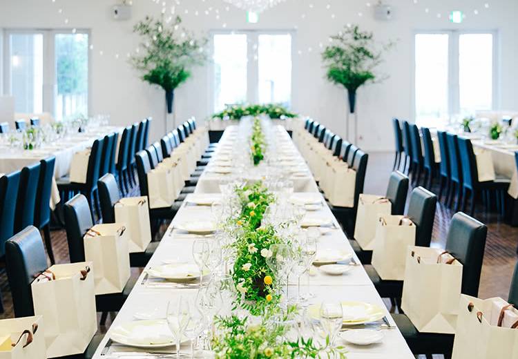 VILLAS DES MARIAGES 長野(ヴィラ・デ・マリアージュ 長野)。披露宴会場。シンプルなデザインの『テアトル・シエル・デ・トワール』
