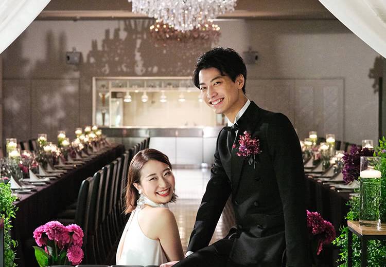 VILLAS DES MARIAGES 長野(ヴィラ・デ・マリアージュ 長野)。披露宴会場。シャンデリアが煌めく贅沢な空間で、ゲストとの特別な時間を満喫