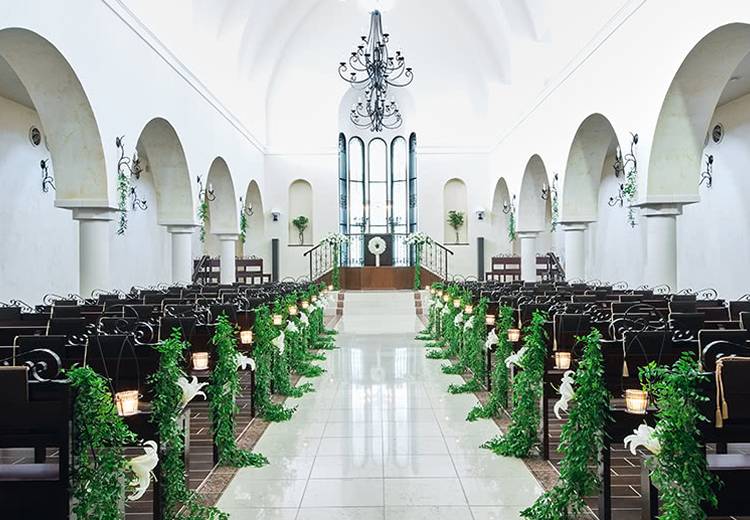 VILLAS DES MARIAGES 長野(ヴィラ・デ・マリアージュ 長野)。挙式会場。清廉な純白を基調とした『グランダムール教会』