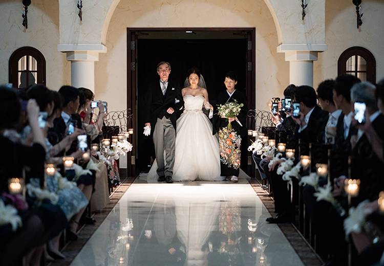 VILLAS DES MARIAGES 長野(ヴィラ・デ・マリアージュ 長野)。挙式会場。スポットライトを浴びて、新婦と両親がゲストの前に現れます