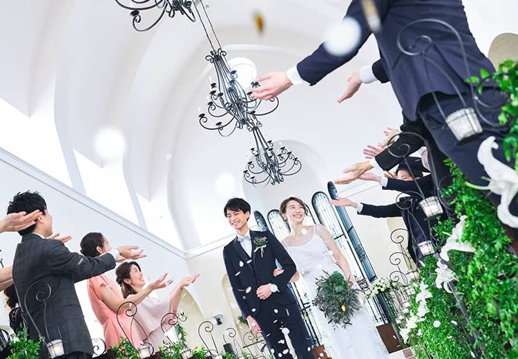 VILLAS DES MARIAGES 長野（ヴィラ・デ・マリアージュ 長野）。挙式会場。ゲストの祝福に包まれ、ふたりは新しい人生を歩み始めます