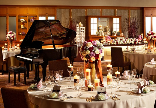 ホテルメトロポリタン長野。披露宴会場。グランドピアノが配された『CHIKUMA』は110名収容可能