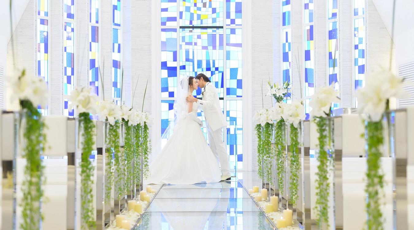 ホテル国際21。数々のVIPをもてなしてきた上質なホテル。輝く青のステンドグラスが印象的な独立型チャペルでは、二人らしい挙式が叶います