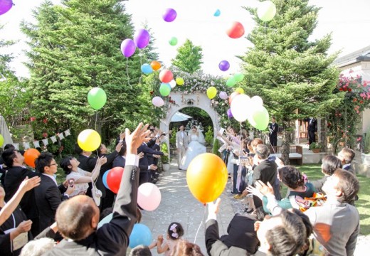 フェリスクレール。挙式会場。カラフルな風船が青空に映えるバルーンリリースもおすすめ