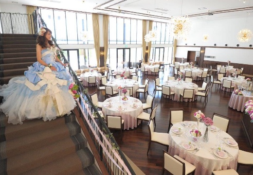 スタイリッシュウェディング ヴィーナスコート佐久平。披露宴会場。階段をゆっくりと降りる花嫁に、ゲストの視線が集まります