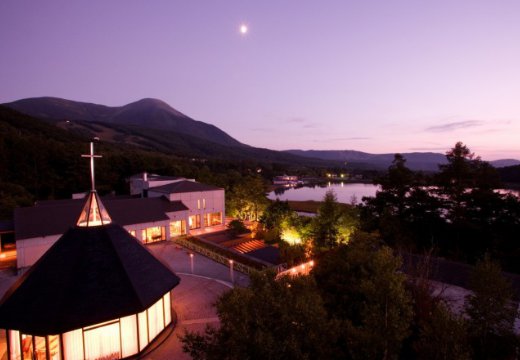 女神湖クリスタルチャーチ　ホテルアンビエント蓼科。夕方になれば幻想的な光景が広がる、美しいロケーション