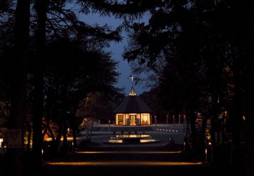女神湖クリスタルチャーチ　ホテルアンビエント蓼科。挙式会場。夜の時間帯の教会も、幻想的で素敵な雰囲気です