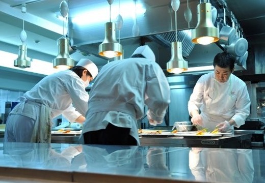 軽井沢倶楽部 有明邸。料理。ゲスト席からも見えるキッチンの様子に料理への期待が高まります