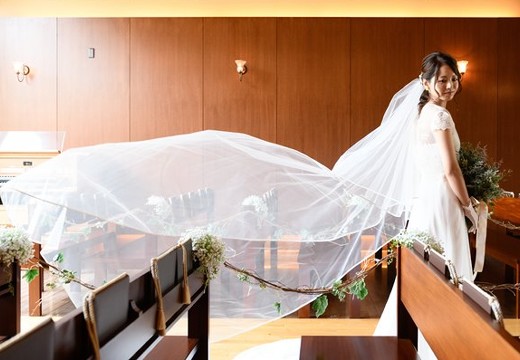 ヴィラ・デ・マリアージュ軽井澤。挙式会場。木のぬくもりが感じられる内装。花嫁のドレスと美しく調和します