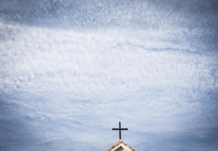 VILLAS DES MARIAGES 松本（ヴィラ・デ・マリアージュ 松本）。挙式会場。チャペル屋根の黒い十字架が広い空によく映えます