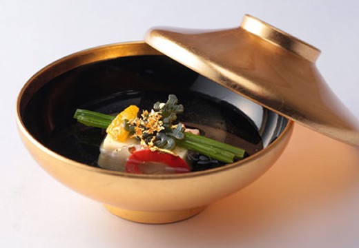 上田東急REIホテル。料理。ゴールドの器が華やかさと格調高さを感じさせる椀物