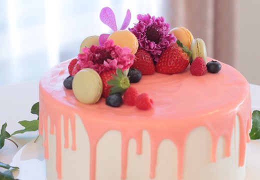 上田東急REIホテル。料理。ウェディングケーキはふたりの希望を反映したデザインが可能