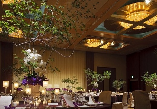 上田東急REIホテル。披露宴会場。照明を落とせばキャンドルの灯が映えるシックな雰囲気