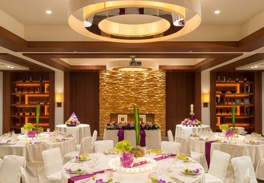 上田東急REIホテル。披露宴会場。ワンフロア貸切が叶う『千曲』は最大50名まで収容できます