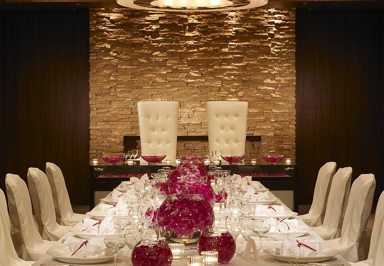 上田東急REIホテル。披露宴会場。円卓のほか流しテーブルのレイアウトも可能です