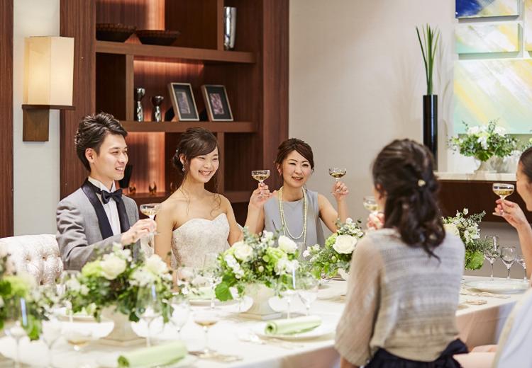上田東急REIホテル。披露宴会場。ゲストと同じテーブルにつくアットホームなパーティーにも対応