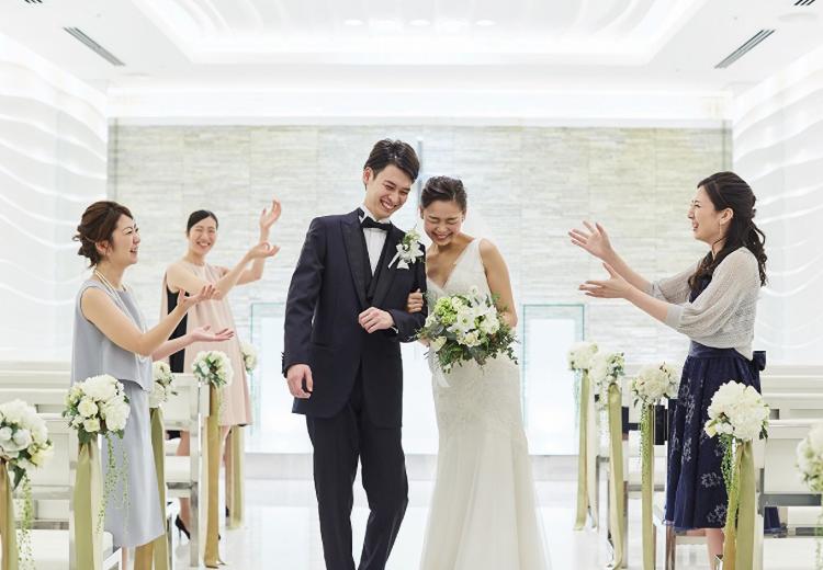 上田東急REIホテル。挙式会場。ゲストからの温かな祝福に包まれるフラワーシャワー