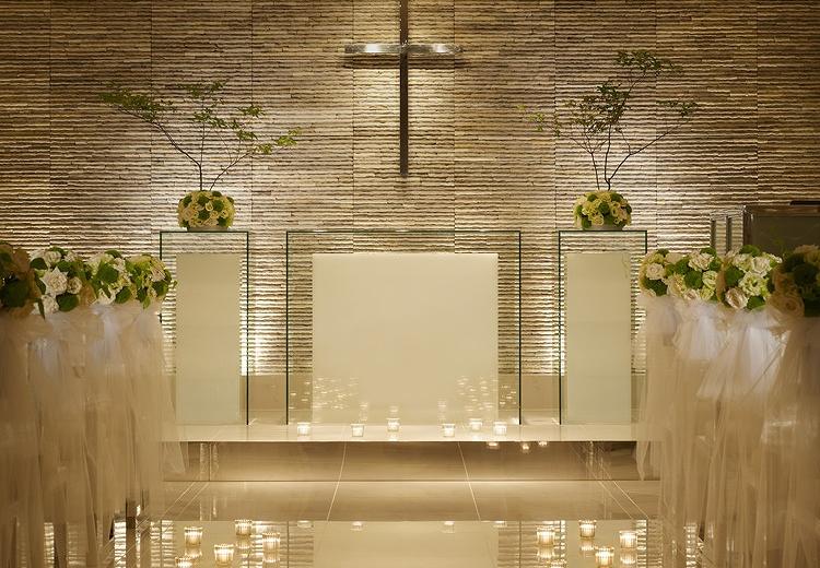 上田東急REIホテル。挙式会場。キャンドルと照明でロマンティックな雰囲気を演出することも可能