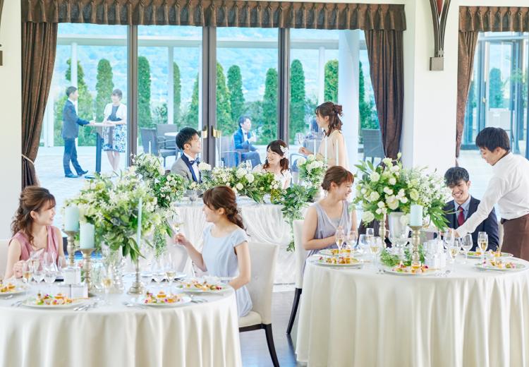 Angerobe Journée(アンジェローブ ジェルネ)。披露宴会場。新郎新婦もゲストも思い思いに楽しむアットホームなパーティー