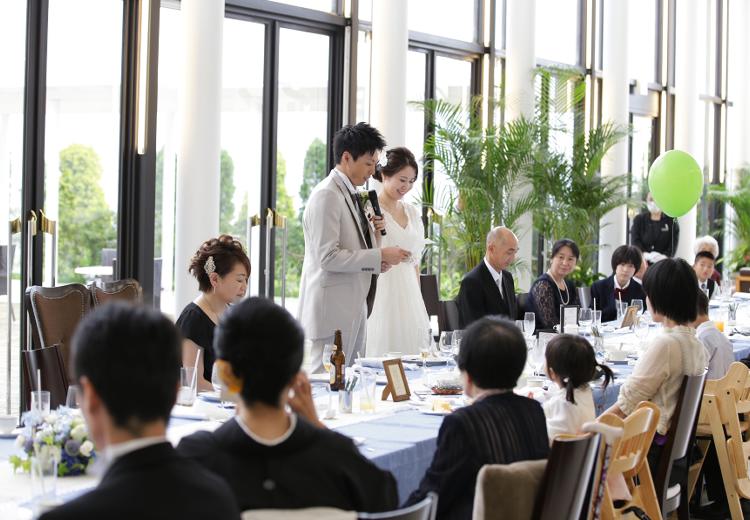 Angerobe Journée(アンジェローブ ジェルネ)。披露宴会場。陽光が注がれる明るい空間で、かけがえのない時間を過ごせます
