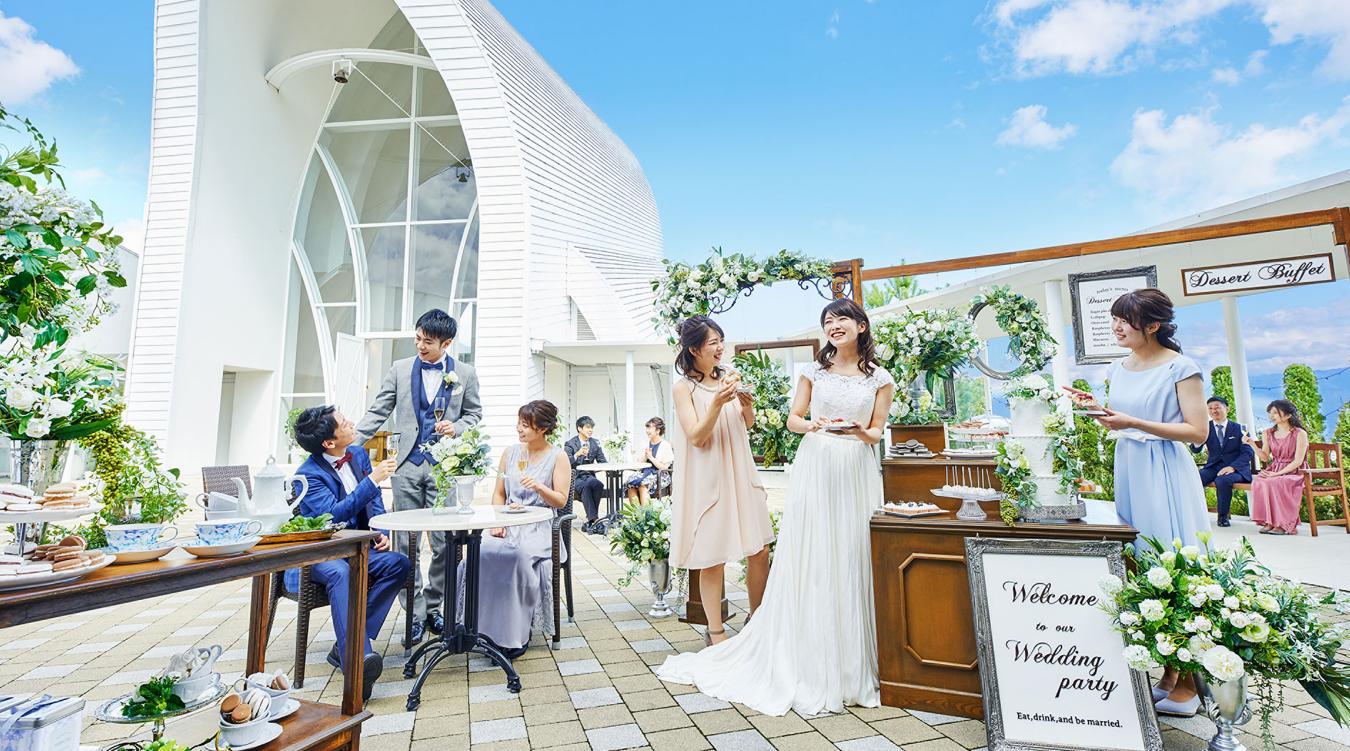 Angerobe Journée(アンジェローブ ジェルネ)。空と南アルプスの山々が織り成す絶景が、特別感を演出。陽光が降り注ぐガーデンで、ゲストとの語らいを満喫できます