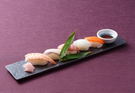 深志神社 梅風閣。料理。幅広い世代に喜ばれる握り寿司も、コースで堪能できます