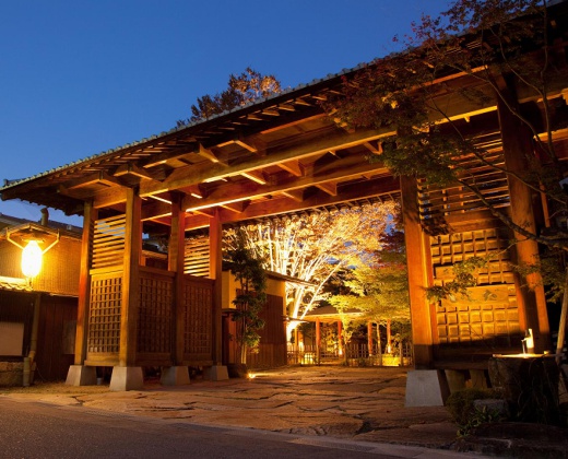 石苔亭いしだ。アクセス・ロケーション。その迫力に訪れた人を圧倒する『夷毘沙門』が当会場の目印です