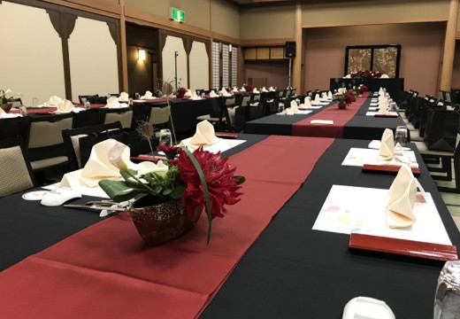 石苔亭いしだ。披露宴会場。モダンな雰囲気を感じられる意匠が随所に配された空間