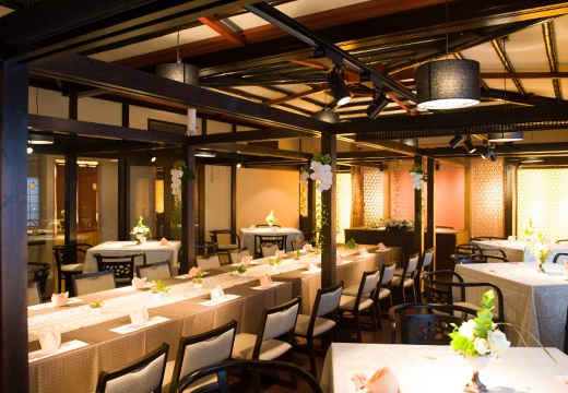 石苔亭いしだ。披露宴会場。木の設えが温かな雰囲気を演出するダイニング『三番三』