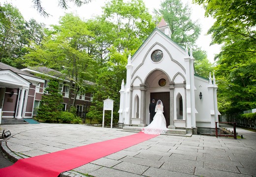 旧軽井沢礼拝堂 旧軽井沢ホテル音羽ノ森。挙式会場。教会の厳かなたたずまいにひと目惚れする人もいます