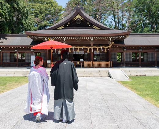 長野縣護國神社。アクセス・ロケーション。緑の木々と歴史ある厳かな本殿が美しく調和しています