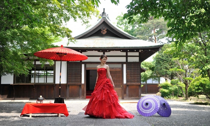 長野縣護國神社。演出・小物。『The Saikan~斎館~』前での撮影。和の背景に鮮やかな衣裳が映えます