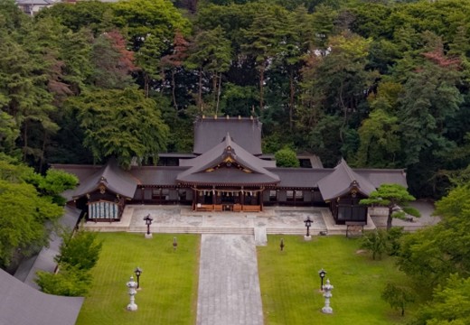 長野縣護國神社。挙式会場。雄大な木々に囲まれて佇む『長野縣護國神社』の本殿