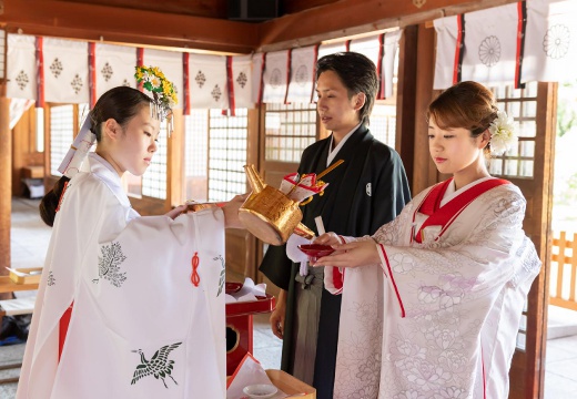 長野縣護國神社。挙式会場。新郎新婦がお神酒を飲み交わして結婚を誓い合う「三献の儀」