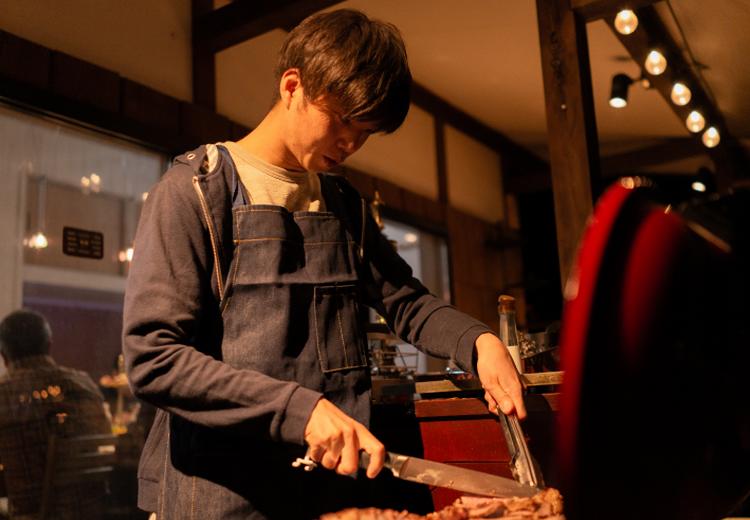 蓼科高原教会 セントブライズ。料理。お祝い用にグレードアップしたBBQで、新郎自らおもてなし